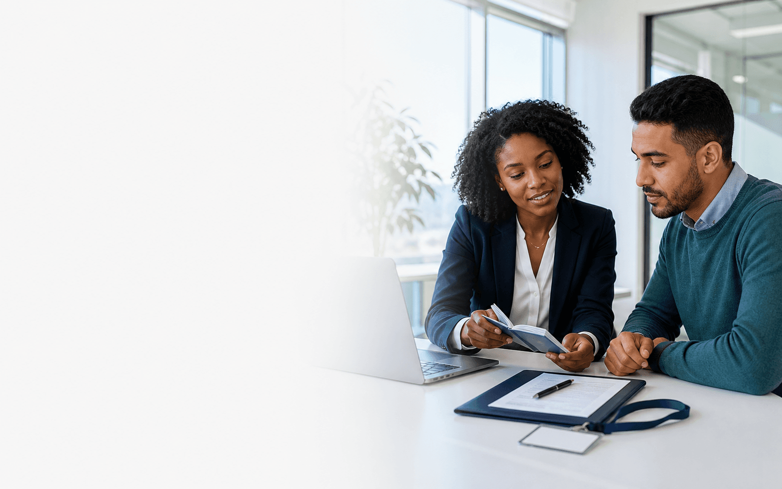 Une professionnelle RH examine les documents d’identité et d’intégration avec un nouvel employé